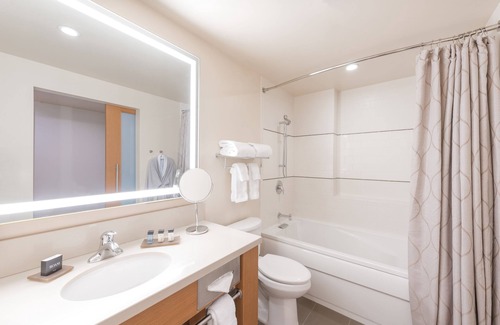 SeaTac Hotel | Cedarbrook Lodge