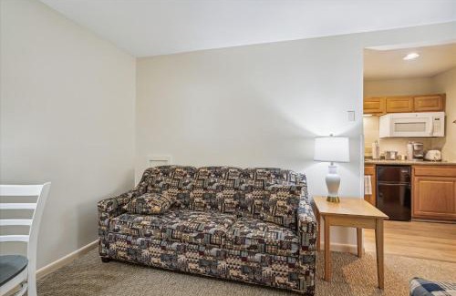 West Bridgewater Hotel | Cedarbrook Queen Studio 107