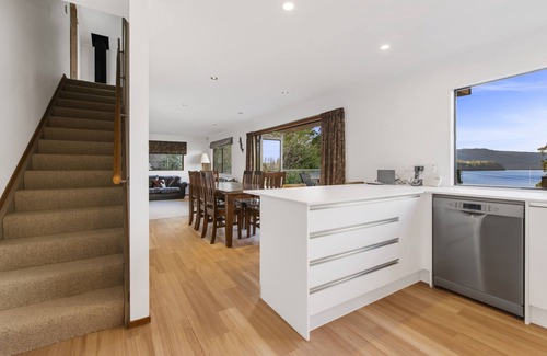 Lake Tarawera House | CEDARVIEW (ONE OF TARAWERA'S MOST POPULAR PROPERTIES!)