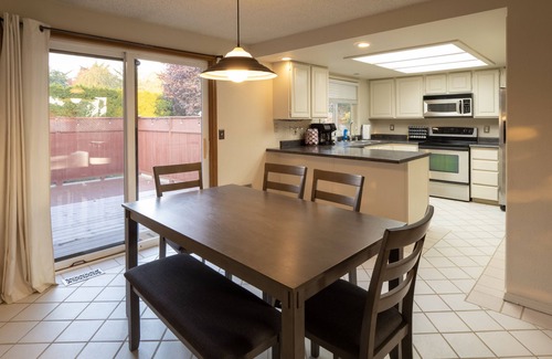 Mount Vernon House | Cedarwood Manor - The Perfect Home for the Family!