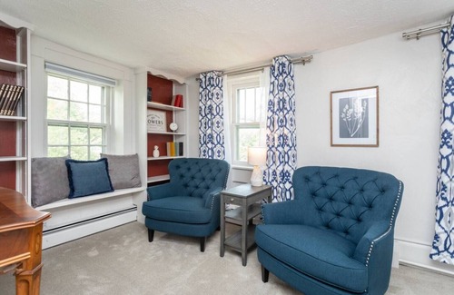 Harrisonburg Apartment | Cedarwood Suite - By the Side Of the Road Inn and Cottages