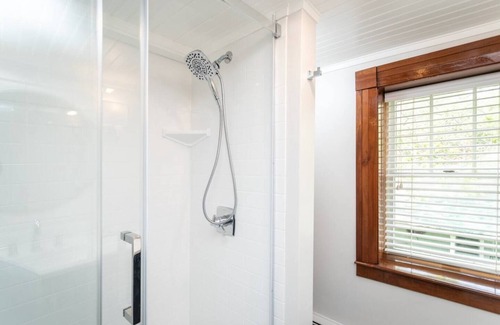 Harrisonburg Apartment | Cedarwood Suite - By the Side Of the Road Inn and Cottages