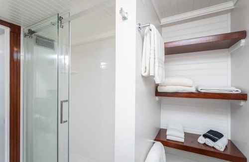 Harrisonburg Apartment | Cedarwood Suite - By the Side Of the Road Inn and Cottages
