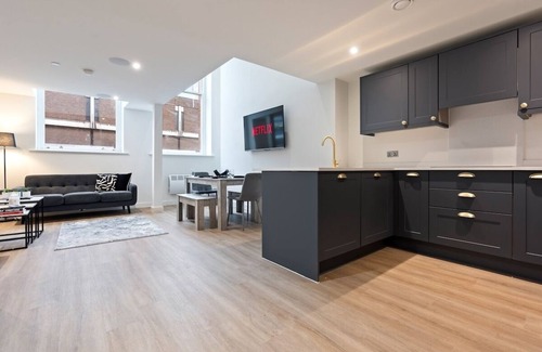 Leeds Apartment | Ceiling Sound System - Sleeps 8 - City Centre