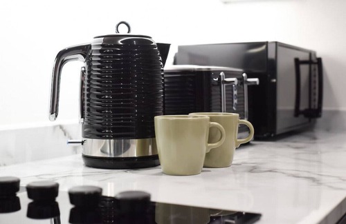 Portsmouth Apartment | Cell Block 8 | Prison Flat | Sleeps 7 | with Parking