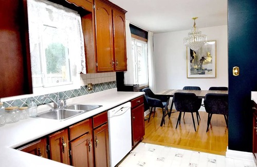 Historic Old Town House | Cellar House NOTL - Entire Home in the Heart of Niagara-on-the-Lake