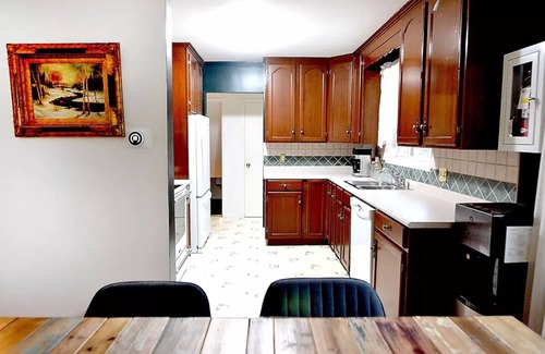 Historic Old Town House | Cellar House NOTL - Entire Home in the Heart of Niagara-on-the-Lake