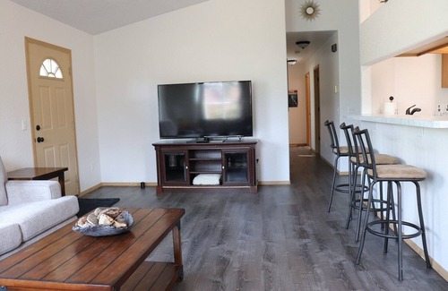 Kalifornsky House | Cenrally Located in Soldotna, Kenai River Fishing