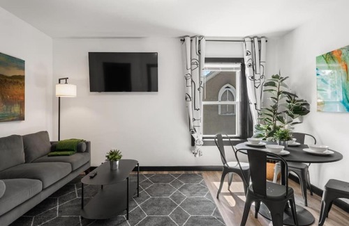 Penn-Knox Apartment | Center City Philly Home, Cozy 1-BR, Ideal Location for 4 Guests!