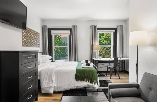Penn-Knox Apartment | Center City Philly Home, Cozy 1-BR, Ideal Location for 4 Guests!