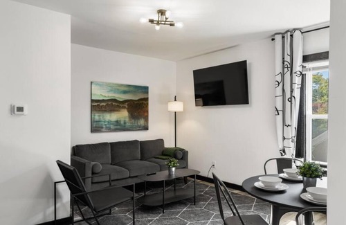 Penn-Knox Apartment | Center City Philly Home, Cozy 1-BR, Ideal Location for 4 Guests!