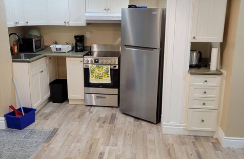 Barrie Apartment | Center of Barrie city, 5.3km to Barrie lake and 5minutes to 400.2 guest allowed