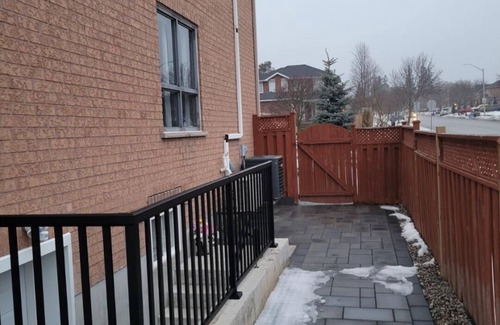 Barrie Apartment | Center of Barrie city, 5.3km to Barrie lake and 5minutes to 400.2 guest allowed