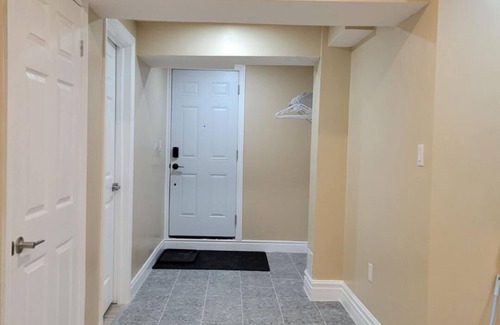 Barrie Apartment | Center of Barrie city, 5.3km to Barrie lake and 5minutes to 400.2 guest allowed