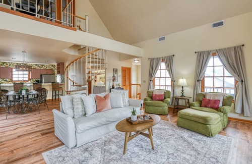 St. Augustine Historic District Apartment | Center of Historic City- Balcony Overlooks Shops, Restaurants, Bars, Free Parking, Walk Everywhere!