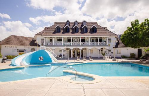 Ocho Rios Apartment | Center of Ocho Rios-Beachfront Studio-Free Beach Access-Pool-Free Parking-Gated Complex-Free Wifi 100Mbps