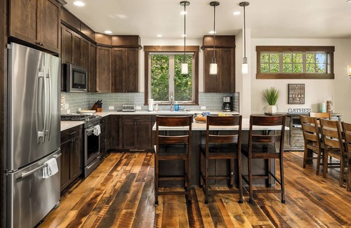 Cle Elum Cabin | Center of Suncadia! 4 King Beds, Hot tub, Fire pit & game room. Exceptional home