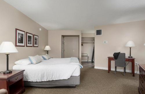 North East House | Center Parlor Room at Sandy Cove Unit