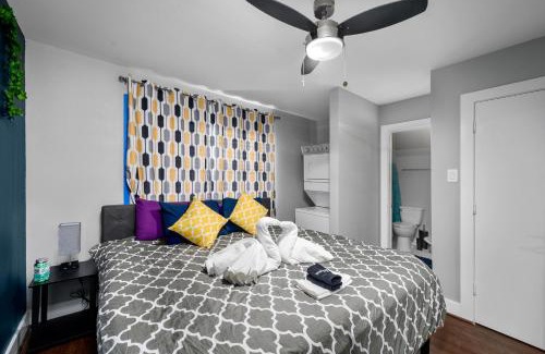 Braeswood Place Apartment | Central 1BR with Free Parking Near Med Center & NRG Stadium