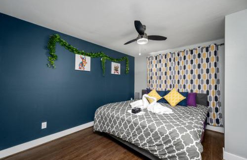 Braeswood Place Apartment | Central 1BR with Free Parking Near Med Center & NRG Stadium