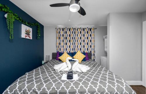 Braeswood Place Apartment | Central 1BR with Free Parking Near Med Center & NRG Stadium