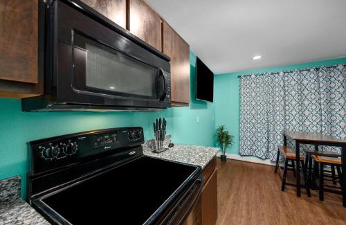 Braeswood Place Apartment | Central 1BR with Free Parking Near Med Center & NRG Stadium
