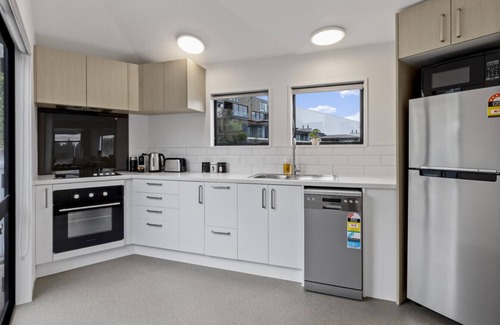 Queenstown Apartment | Central 2 bed Apt - views, pool, walk to town