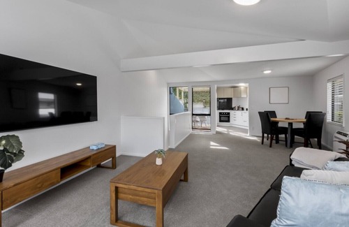 Queenstown Apartment | Central 2 bed Apt - views, pool, walk to town