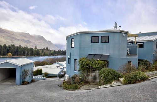 Queenstown Apartment | Central 2 bed Apt - views, pool, walk to town