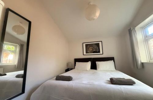 Horfield Apartment | Central 2 bed flat with off street-parking