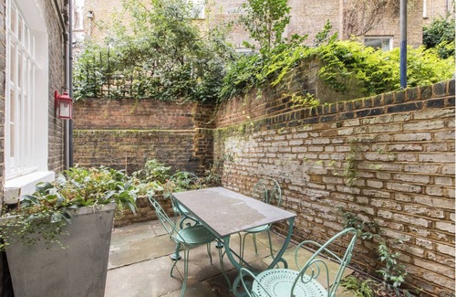 Tachbrook Apartment | Central 2 bedroom/1 bathroom flat with private garden