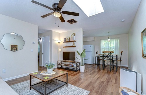 Pinellas Park Apartment | Central 2BR Apt: Heated Pool & W/D on Site
