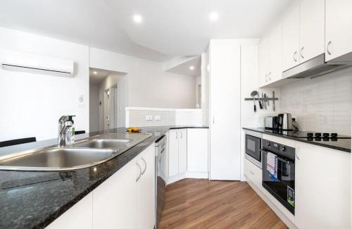 Greenway Apartment | Central 2BR Stylish Apt Located in Greenway - Hosted by Canstay