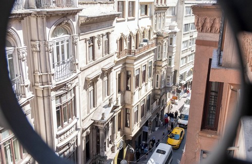 Kabatas Apartment | Central 3-bedroom apartment with AC and elevator in Istanbul