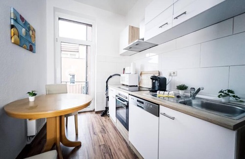 Lindenau Apartment | Central 3 Bedroom Apt. close to the Arena and Stadium *up to 8 people*