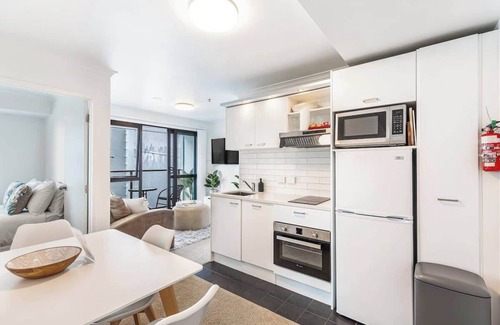 Grafton Apartment | Central 3BR Full Kitchen & Amenities Zodiak Stays