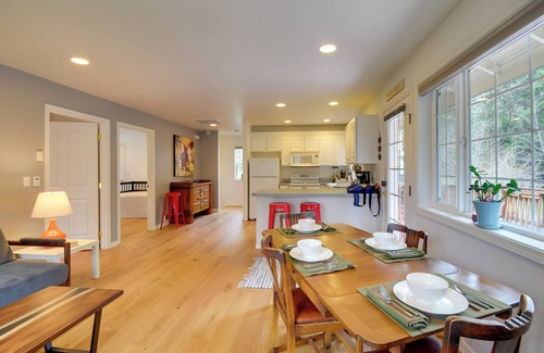 Rollingbay Cottage | Central 4-Acre Cottage w/Deck: Walk to Bay!