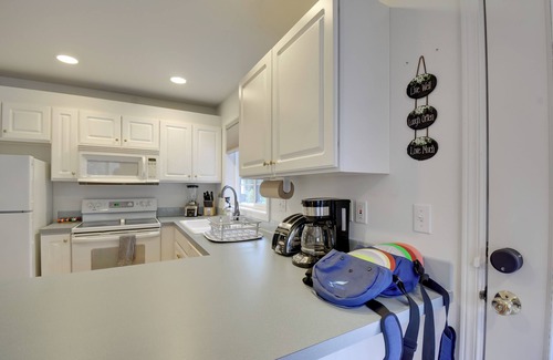 Rollingbay Cottage | Central 4-Acre Cottage w/Deck: Walk to Bay!