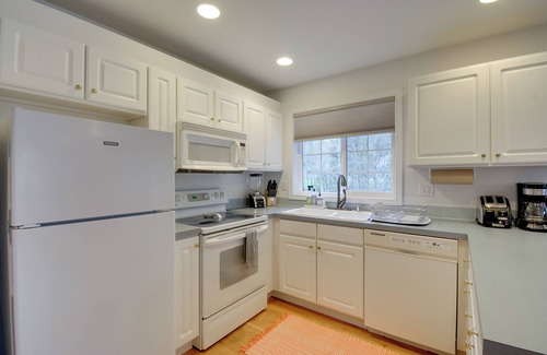 Rollingbay Cottage | Central 4-Acre Cottage w/Deck: Walk to Bay!