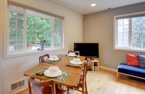 Rollingbay House | Central 4-Acre Cottage with Deck Walk to Bay!