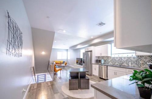 Crenshaw Apartment | Central 4BD Townhome Sleeps 10 Near USC/DTLA/Expo