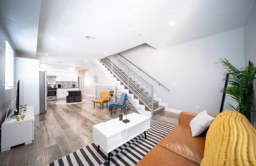 Crenshaw Apartment | Central 4BD Townhome Sleeps 10 Near USC/DTLA/Expo