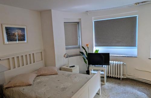 Etterbeek Apartment | Central and convenient studio near supermarkets and public transports