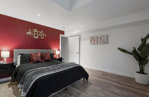 Downtown Apartment | Central and Luxury 2BR Suite with Den & BBQ, Sleeps 6!