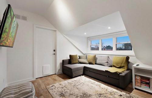 Downtown Apartment | Central and Luxury 2BR Suite with Den & BBQ, Sleeps 6!
