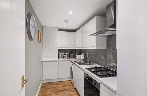 Dundee Apartment | Central and modern first floor apartment overlooking the Tay estuary.