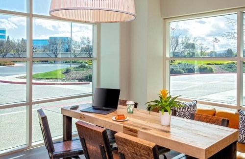 Redwood Shores House | Central and Modern Hotel with Lagoon View! Two Pet-friendly Units, Swimming Pool