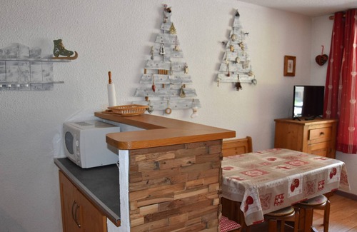 Pralognan-la-Vanoise Apartment | Central Apartment with Balcony, Parking, and Close to Shops and Lift