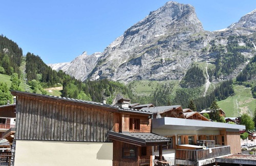 Pralognan-la-Vanoise Apartment | Central Apartment with Balcony, Parking, and Close to Shops and Lift
