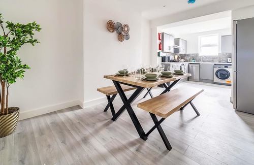 Rushmoor District Apartment | Central Apartment | Contractors & Families | WiFi